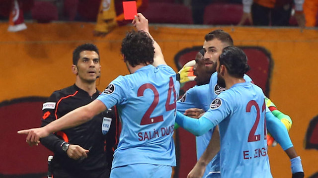 Bonservisi Galatasaray'da olan Salih Dursun, Deniz Ateş Bitnel'e kötü yönetimi sebebiyle kırmızı kart çıkartmıştı.