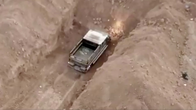 Bulunan araç, sivillerin zarar görmemesi için boş bir arazide imha edildi. 