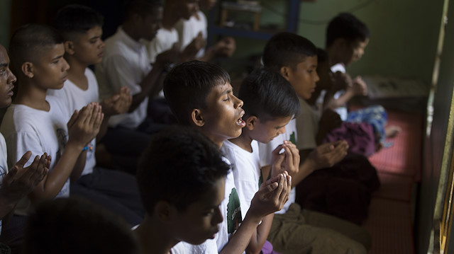 Myanmar'da arafta kalan Arakanlı çocuklar.