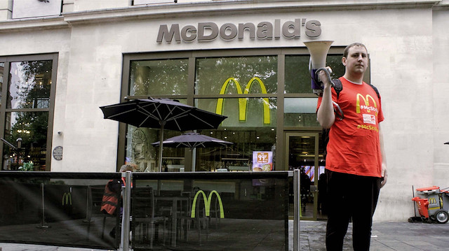 Londra'da 6 McDonald's mağazasının çalışanları ücretlerinin saat başı 15 sterline yükseltilmesi için greve gitti.