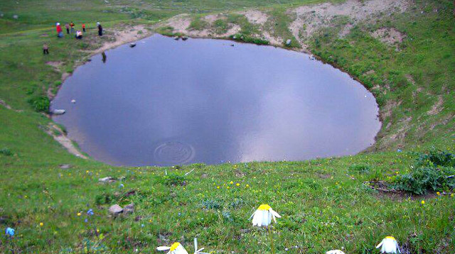 Gümüşhane kent merkezine 50 kilometre uzaklıkta, deniz seviyesinden 2 bin 140 metre yükseklikteki temiz havası, bitki örtüsü, dağ çayırlarıyla kaplı manzarasıyla ilgi çeken Taşköprü Yaylası'nda yer alan kaynağı ve akarı olmayan Dipsiz Göl'de 'define' söylentisi üzerine ismi açıklanmayan bir kişi, kazı için başvuruda bulundu. Gümüşhane Valiliği ile Kültür ve Turizm Müdürlüğü kazı için izin verdi. Gümüşhane Müze Müdürü Elif Öktem ile jandarma yetkililerin de eşlik ettiği kazıda suyu tahliye edilen göl alanı, iş makineleri ile kazıldı. Gölde iddiaya göre var olduğuna inanılan altın arandı. Jandarma görevlileri, kazı alanına kimsenin yaklaşmasına izin vermedi. Dipsiz Göl’de, 5 gündür sürdürülen kazı çalışmaları define bulunamayınca sonlandırıldı.
