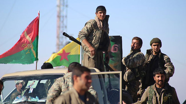 PKK / YPG'li teröristler ve paçavraları