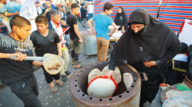Iraklı kadınlar protestoculara yemek yapıyor.