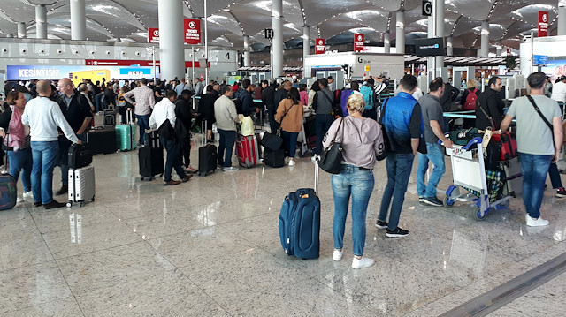  Hafta sonu tatilleriyle birlikte 9 güne çıkan ara tatili, çocuklarıyla birlikte İstanbul dışında geçirmeyi planlayan aileler, yurt içi ve yurt dışı seyahatleri için İstanbul Havalimanı'na geldi.