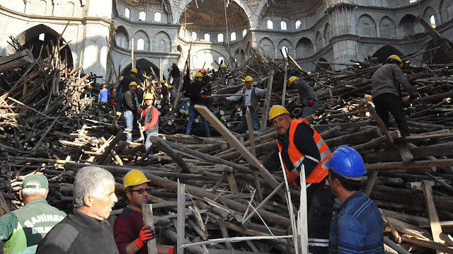 Göçük altında kalan inşaat mühendisini arama çalışmaları devam ediyor.