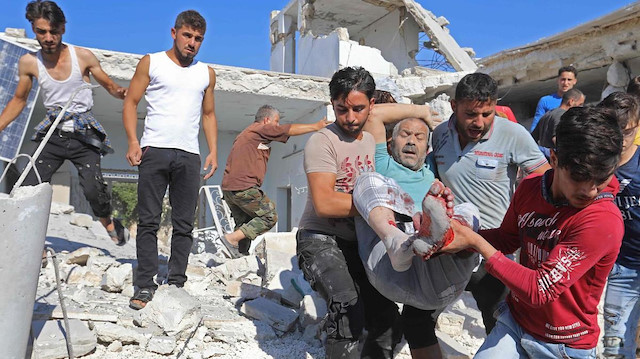İdlib saldırılarında bir çok insan en kaz altından yaralı halde çıkarıldı.