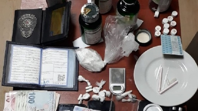 İstanbul’da zehir taciri eski polisin evinden kokain ve ecstasy çıktı