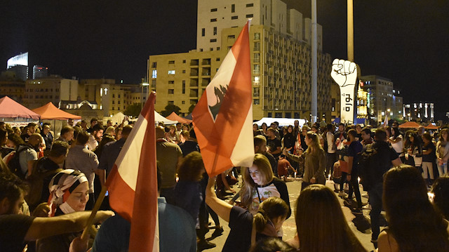 Lübnan'da Avn'ın açıklamaları sonrası yeniden alevlenen gösteriler sürüyor.
