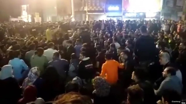 İranlılar benzin zamlarını protesto ediyor.