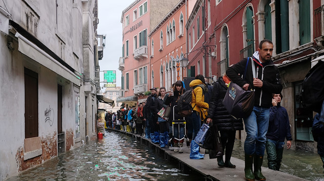 Su baskını nedeniyle çoğu turist kentten ayrılmak zorunda kaldı.