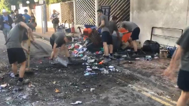 Askerler protestolar sonrası sokakları temizledi.