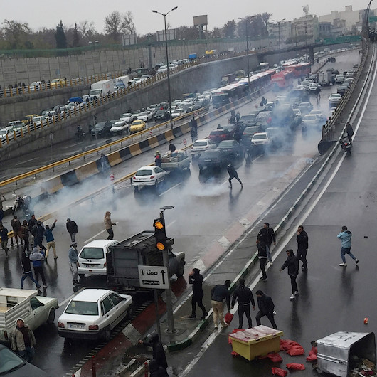 İran'da göstericiler Tahran'ın giriş-çıkış yollarını kapattı