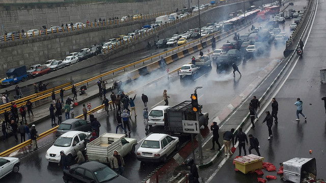 Benzin zammına tepki gösteren göstericilerin zaman zaman rejim aleyhtarı sloganlar atıyor. 