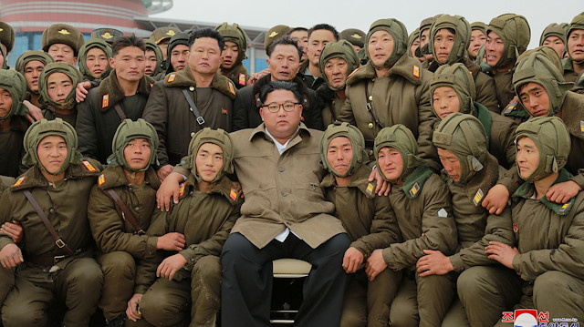 Kim Jong Un tatbikata katılan askerlere sarılarak fotoğraf çektirdi.