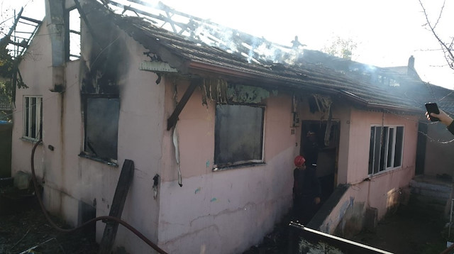 Yangında evin içinde mahsur kalan 2 çocuk yangında hayatını kaybetti.