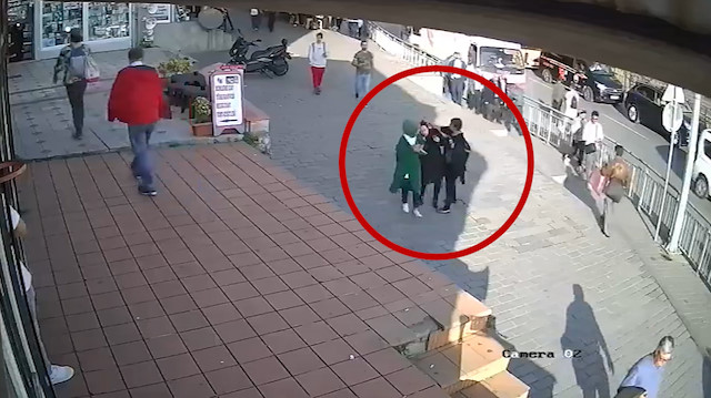 Karaköy’de başörtülü kızlara saldıran kadın tutuklandı.