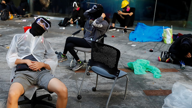 Protestocular, Hong Kong'da polisle çatıştıktan sonra Hong Kong Politeknik Üniversitesi (PolyU) kampüsünde dinleniyor. 