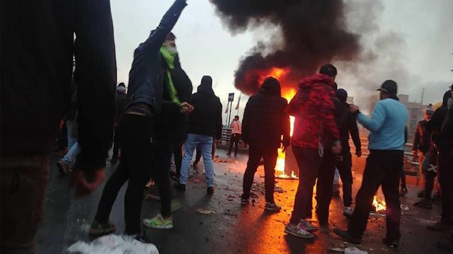 İran'da yakıt zamlarını protesto eden halk, birçok eyalette sokaklara çıktı. 