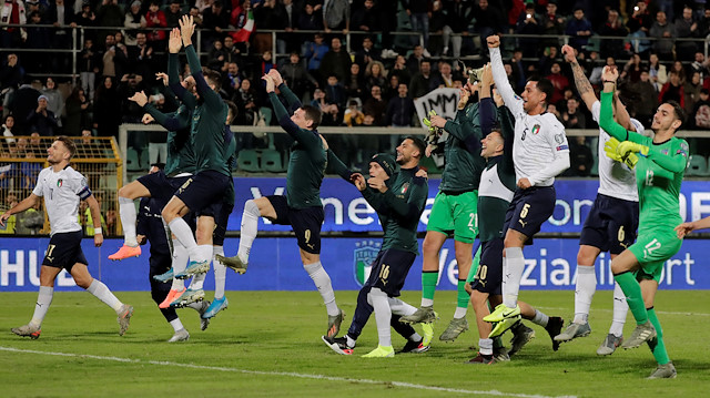 Soccer Football - Euro 2020 Qualifier - Group J - Italy v Armenia - Stadio Renzo Barbera, Palermo, Italy - November 18, 2019 Italy players celebrate after the match REUTERS/Ciro De Luca
