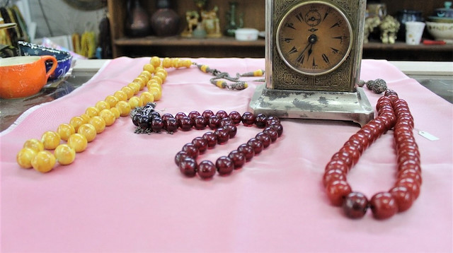 Bursa'da üçüncü kuşak olarak koleksiyonerlik yapan Nuri Yıldırım, onlarca yılda topladığı her biri Osmanlı döneminden kalma yüzlerce yıllık kehribar tespihleri satışa çıkarttı.