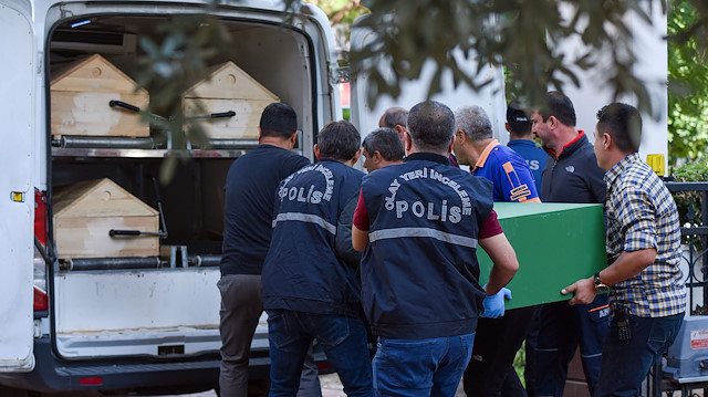 Antalya'da ölü bulunan 4 kişilik ailenin cenazeleri otopsi işlemleri için ekipler tarafından Adli Tıp morguna kaldırıldı.