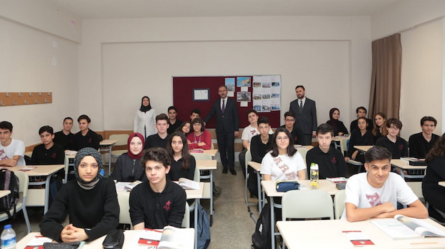 Gençlik ve Spor Bakanı Dr. Mehmet Muharrem Kasapoğlu, Ahmet Rasim Anadolu Lisesi öğrencileri ile bir araya geldi.