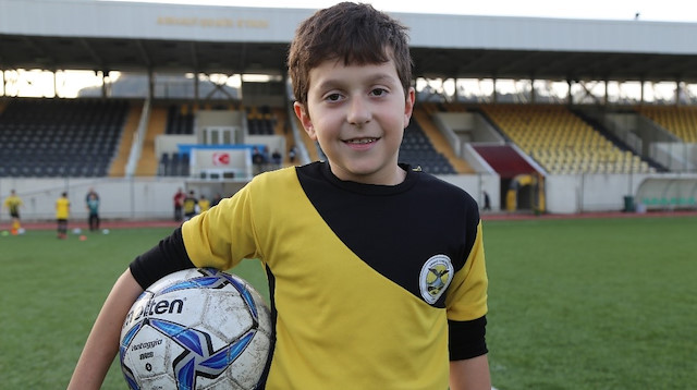 Futbol oynamak istediğini Bakan'a mektupla yazdı.