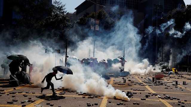 Protestocular, Hong Kong Politeknik Üniversitesi dışındaki polislerle çatışıyor. 