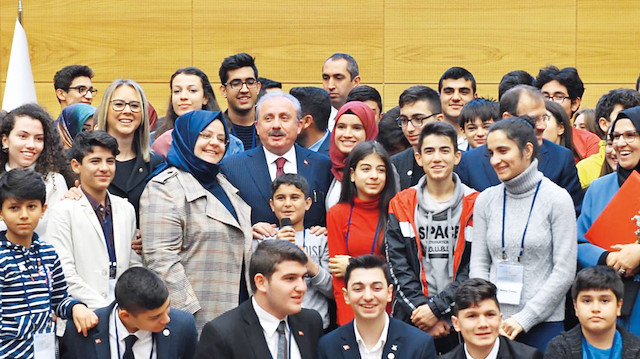 Aile, Çalışma ve Sosyal Hizmetler Bakanı Zehra Zümrüt Selçuk ile TBMM Başkanı Mustafa Şentop, 81 il temsilcisi çocuklarla fotoğraf çektirdi.