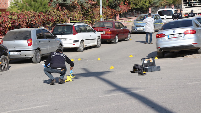 Olay yerine gelen polis ekipleri incelemede bulundu. 