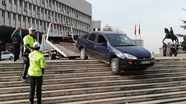 Askıda kalana araç çekici yardımıyla çıkartılırken araç sürücüsü kazanın ardından olay yerinden ayrıldı.