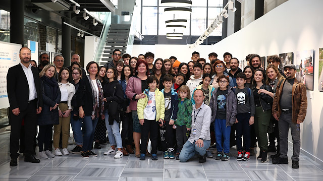 اهتمام طلابي لافت بمعرض "جوائز إسطنبول لأفضل صورة"