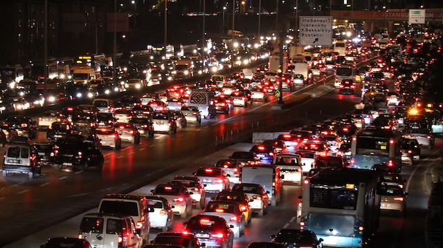 İstanbul'da akşam saatlerinde araç trafiği yolları kilitledi. 