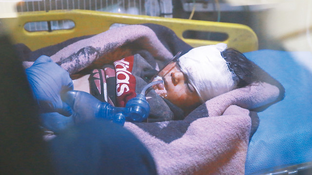 İdlib'teki saldırılar sonrasında yaralanan bir çocuk