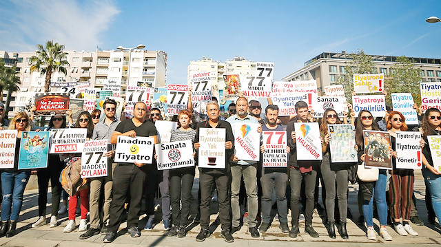 Antalya’da bir grup sanatsever, Büyükşehir Belediyesi bünyesindeki Antalya Şehir Tiyatrosunun sezon açılışı yapmamasını ve 48 tiyatrocunun işine son verilmesini protesto etmişti.