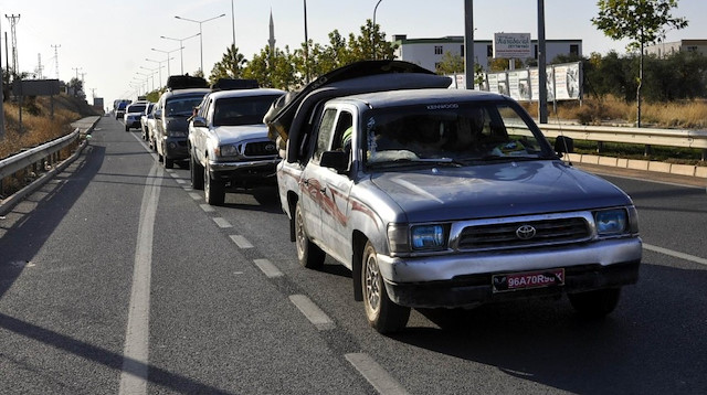 Suriyeliler, 350 otomobil, minibüs ve kamyondan oluşan konvoy ile Cerablus ve Karkamış Gümrük kapılarından geçti.
