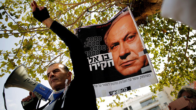 Protestocular, Netanyahu'nun istifa etmesini istiyor.