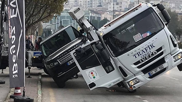 Lüks cipi çekmek isteyen çekici yan yattı