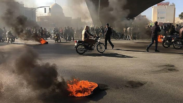 İran'da benzine gelen yüzde 300'lük zam nedeniyle protestolar başlamış ve internete erişim engeli gelmişti.