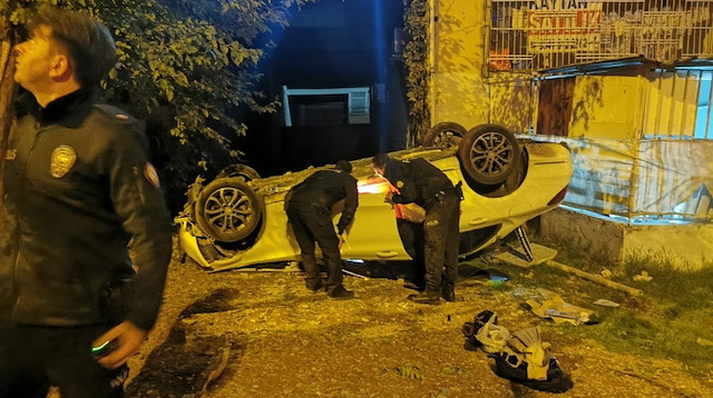 Kazada otomobil sürücüsü ile eşi Fatma, çocukları Ayşe, Mustafa ve Ahmet T. yaralandı.