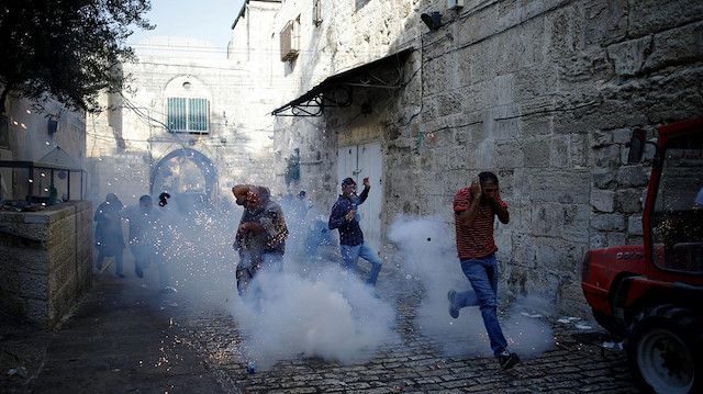 Baskınlarda göz yaşartıcı gaz kullanıyor: İsrail Kudüs'te onlarca Filistinliyi yaraladı