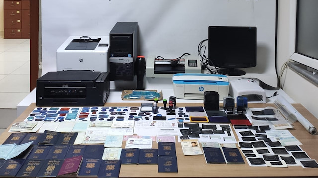 Operasyonda 21 pasaport, 4 kimlik kartı, 13 pasaport sayfası, ikamet izni kimlik kartı ele geçirildi.