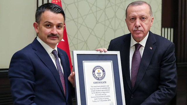 Tarım ve Orman Bakanı Bekir Pakdemirli, tescil belgesini Cumhurbaşkanı Recep Tayyip Erdoğan'a verdi.
