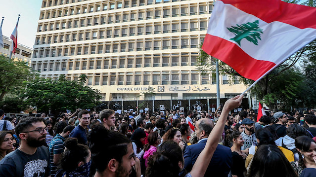 Lübnan'da gösteriler sürüyor.