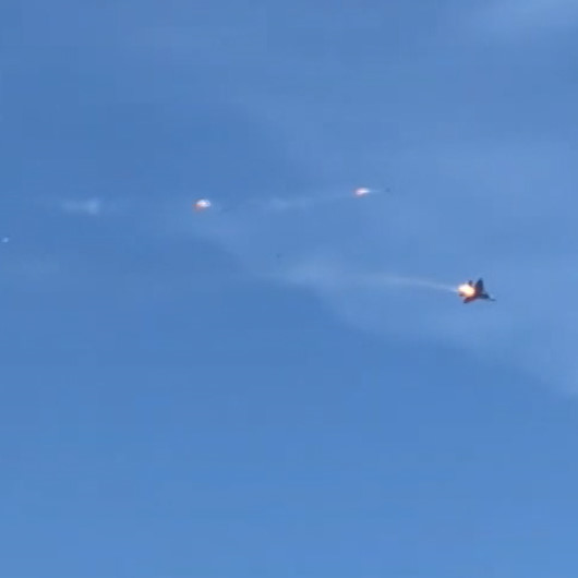 Savaş uçağı havada alev aldı pilotlar böyle kurtuldu