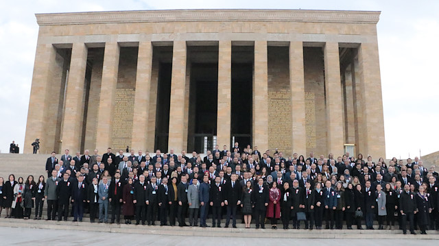 Milli Eğitim Bakanı Ziya Selçuk, öğretmenlerle Anıtkabir'i ziyaret etti.

