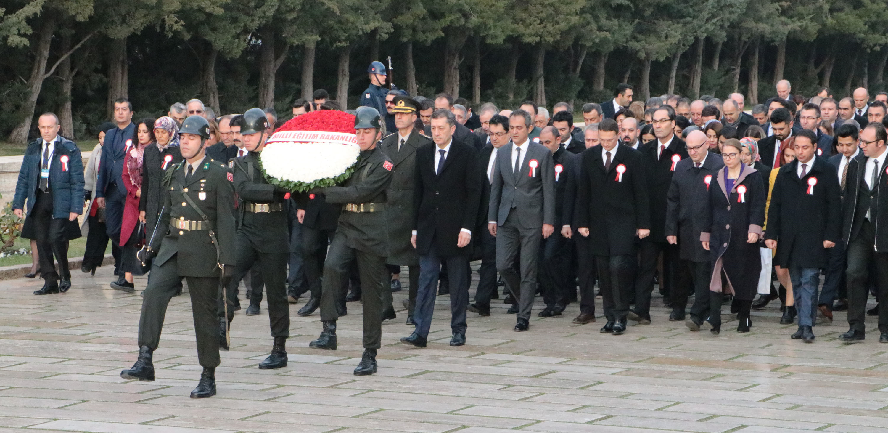 Milli Eğitim Bakanı Ziya Selçuk, 24 Kasım Öğretmenler Günü dolayısıyla 81 ilden gelen öğretmenlerle Anıtkabir'i ziyaret etti.