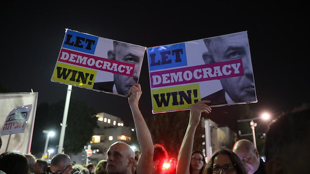 Tel Aviv’de yüzlerce protestocu Netanyahu’nun istifasını istedi