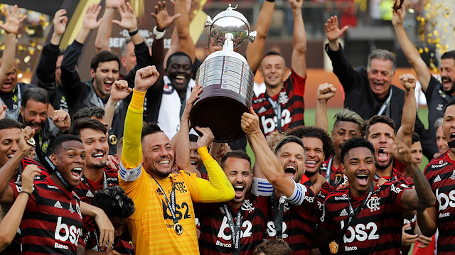 Flamengo'lu futbolcular şampiyonluk kupasını kaldırdı.