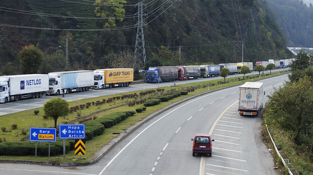 Hopa ve Kemalpaşa ilçelerinde bazı bölgelerde 5 kilometreyi bulunan tır kuyrukları oluştu.